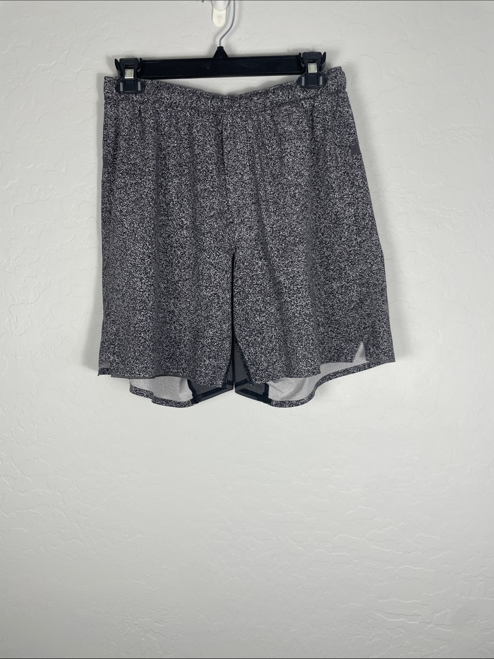Lululemon Black & Gray Speckled Suge Short Linerless 7" Size Medium